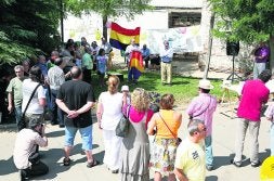 Los asistentes escuchan las palabras de José María Martínez, de Memoria Histórica./ A. FARIZA/