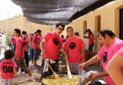 Jóvenes de Torremormojón preparan la paella en las fiestas del pasado año./ EL NORTE/