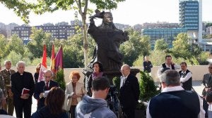 Autoridades, representantes de la asociación 'Raíces' y la escultora Carmen Tablada, en la inauguración de la obra, con el Museo de la Ciencia a su espalda. / RAMÓN GÓMEZ/