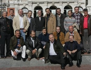 Componentes de la última promoción de la antigua Escuela de Aprendices, en la Plaza Mayor. / H. SASTRE/