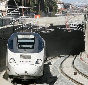 Salida del túnel del primer tren Alvia que ayer circuló por el paso inferior del Pinar en dirección a Madrid./ RAMÓN GÓMEZ/