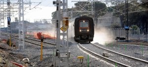 La primera unidad de viajeros de ancho ibérico sale del túnel en dirección a la capital vallisoletana. :: RICARDO OTAZO/