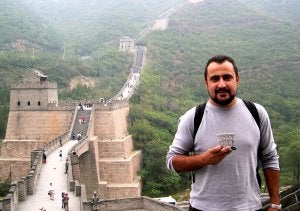 El segoviano Miguel Ángel Rubio, promotor de la iniciativa, posa con una figurita del Acueducto de Segovia en la Gran Muralla China. ::
EL NORTE/