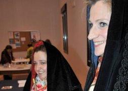 Milagros Torres y Margaret Cygan, alcaldesas del 2010. :: J. SEGOVIA/