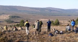 Un grupo de excursionistas observan la sierra y tratan de avistar lobos a través de telescopios terrestres. :: SERGI GARCÍA/