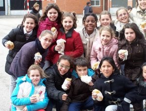 Alumnos de quinto de Primaria en la comida solidaria. :: EL NORTE/