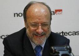 León de la Riva sonríe ante una de las preguntas de los internautas. :: GABRIEL VILLAMIL/