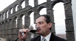 El presidente de los sumilleres españoles, Pablo Martín, prueba un vino en el balcón de Cándido, con el Acueducto al fondo. ::
A. DE TORRE/