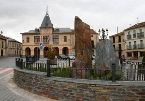 Monumento a la pizarra con el Ayuntamiento al fondo. :: M. RICO/