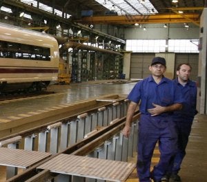 Naves de construcción del AVE en el TCR de Valladolid. ::
G. VILLAMIL/