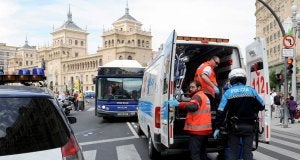 El autobús que arrolló a la mujer permanece en la calzada mientras los servicios sanitarios atienden a la herida en una UVI móvil. :: RICARDO OTAZO/