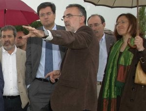 Óscar López, izquierda, con el director de la necrópolis de Pintia. ::
A. O./