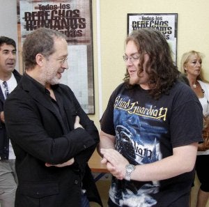 El arquitecto Manuel Saravia, ayer, junto a Esteban Miranda. ::
A. Q./