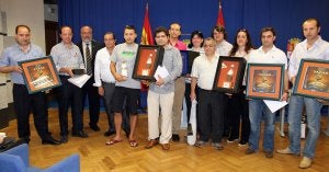 Los ganadores posan con sus respectivos premios conseguidos en el concurso de tapas Decalles. ::
A. TANARRO/
