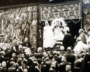 El obispo corona a la Virgen de la Fuencisla. ::
ARCHIVO MUNICIPAL/