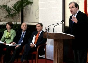 Herrera, acompañado de las autoridades educativas, hizo ayer balance del Informe PISA. :: ICAL/