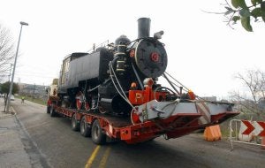 Un camión traslada la locomotora a su nueva ubicación. ::
C. S.-ICAL/
