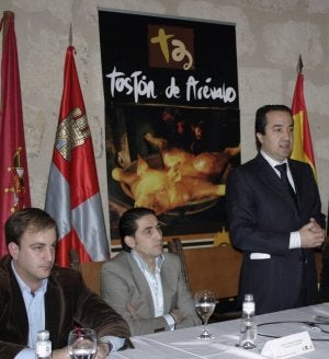 Joaquin A. Pino (Asaja), Javier Jiménez (Asadhos) y Vidal Galicia, alcalde de Arévalo, en la presentación de las jornadas. :: F. G. MURIEL/