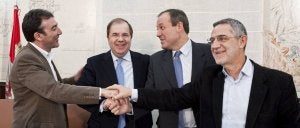 Ángel Hernández (CC OO), Juan Vicente Herrera, Jesús Terciado (Cecale) y Agustín Prieto (UGT) sellan un acuerdo de la mesa del Diálogo Social. La foto ha sido habitual a lo largo de estos diez años. :: M. Á. S./