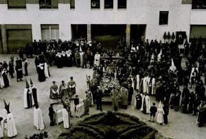 Acto penitencial celebrado en el antiguo hospital San Telmo, durante la procesión del Indulto organizada en 1945. ::
IMAGEN CEDIDA POR LA COFRADÍA DEL CRISTO DE LA MISERICORDIA/