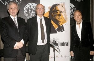 Los responsables del número especial, con María España, antes de la presentación. ::
PRENSANEWS/