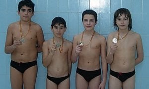 Cuatro de los nadadores posan con sus medallas. ::
EL NORTE/