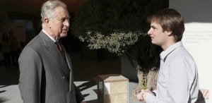 El príncipe Carlos de Inglaterra conversa con Daniel Mayo junto a la maqueta en el encuentro mantenido ayer en Madrid. :: PACO CAMPOS-EFE/