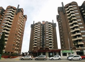 Bloque de viviendas de la urbanización de Parquesol, en uno de cuyos pisos murieron los niños. ::/