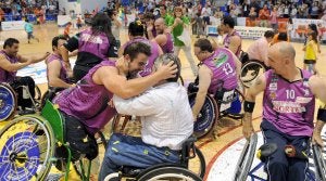 Los jugadores morados celebran el título en la pista del Pilar Fernández Valderrama. :: RICARDO OTAZO/