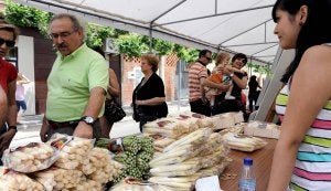 Uno de los expositores de venta de espárrago del año pasado. :: RICARDO OTAZO/