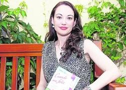 Mónica L. Esgueva muestra un ejemplar de su último libro 'Cuando sea feliz'. :: ANTONIO QUINTERO/