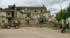 Dos máquinas trabajan ayer en el desescombro del palacio de los Buendía de Dueñas. ::
EL NORTE/