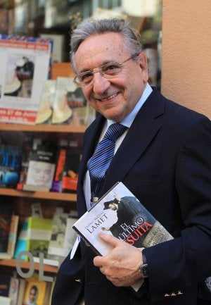 Pedro Miguel Lamet posa con su libro. ::
HENAR SASTRE/