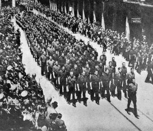 Desfile falangista en recuerdo a Onésimo Redondo en junio de 1941./