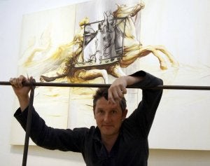 Luis Moro, en La Granja, ante una de las obras de 'Reflejos'. ::
EL NORTE/