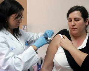 Una mujer recibe una dosis en un centro de vacunación. ::
LUIS CALLEJA/