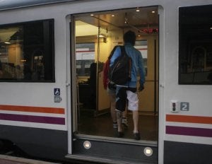 Salida del tren playero desde la estación de Valladolid / I.S. Sobaler/