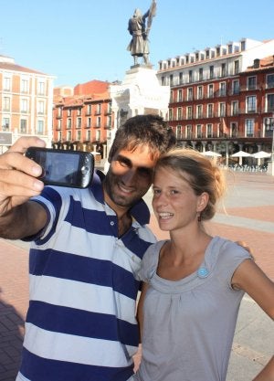 Los parisinos Blan y Bruno Rochet se hacen una fotografía con el teléfono móvil en la Plaza Mayor. :: G. S. M./