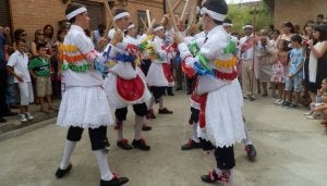 Los danzantes interpretan un lance del paloteo en la procesión. ::
P. C./