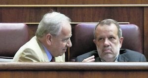 Alfonso Guerra, ayer, durante el pleno extraordinario del Congreso de los Diputados. ::
JOSÉ RAMÓN LADRA/