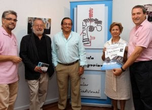 Los organizadores del acto junto a dos miembros de La Ronda Segoviana. ::
ANTONIO TANARRO/
