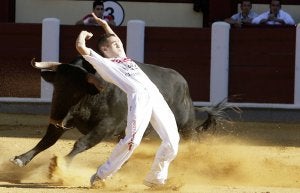El campeón de la Liga del Corte Puro, Dani Alonso, ajusta al máximo uno de sus ceñidos embroques al toro / Ramón Gómez/