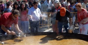 Varios voluntarios reparten el guiso del Lunes de las Patatas, que convocó ayer en Vallelado a más de 600 comensales. ::
CRUZ CATALINA/