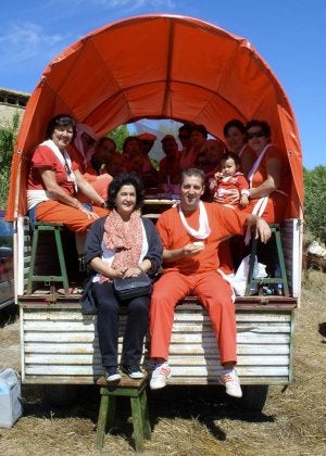 Miembros de una peña, en su carroza. ::
M. FRANCO/