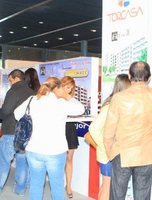 Colas ante un expositor. ::
H. S./