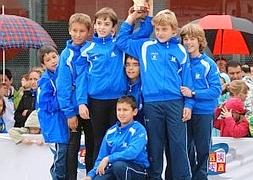 Los componentes del equipo alevín del Blume, en lo más alto del podio. :: EL NORTE/
