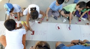 Varios niños participan en el diseño de un mural de un colegio vallisoletano. :: ANTONIO QUINTERO/