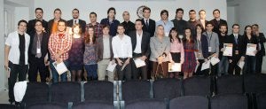 Foto de familia de los galardonados en el X Certamen Universitario Arquímedes, que ayer concluyó en la Casa Junco. ::
SARA MUNIOSGUREN-ICAL/