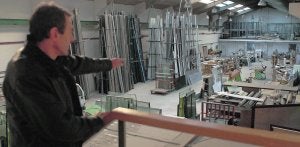 El propietario de Ventanas Castellanas, Juan Luis García, muestra su planta paralizada y el hueco del contador retirado el pasado 29 de noviembre «sin previo aviso». ::
HENAR SASTRE/