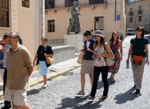 Peregrinos de la Jornada Mundial de la Juventud, en la ruta de San Juan de la Cruz. ::
JAVIER SEGOVIA/